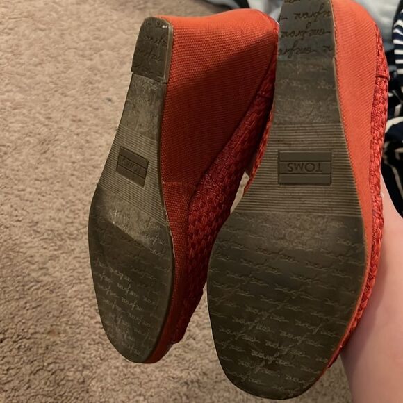Tom’s red wedge peep toe 7.5 - Picture 5 of 8